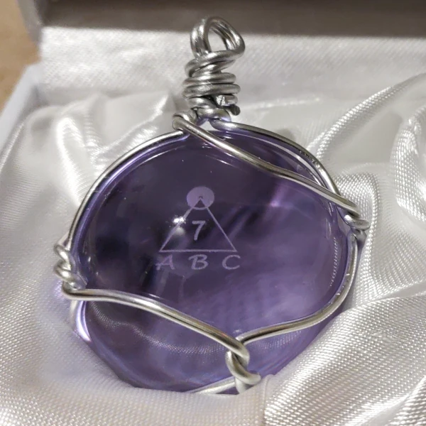 ABC Bol 4cm ingekapseld als hanger incl. vetkoord verstelbaar