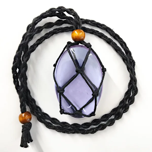 ABC Krachtsteen (~6.0cm) in macramé hanger zwart