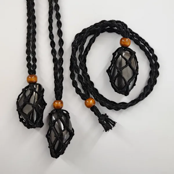 Shungiet getrommeld (ca.3.5cm) in macramé hanger zwart